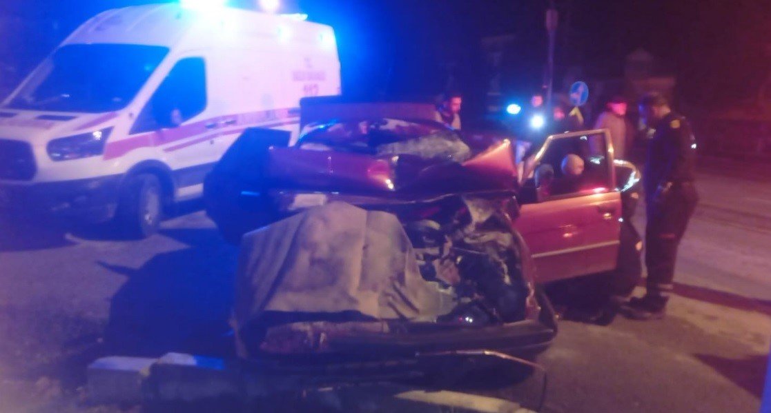 tavsanlida-otomobil-ile-kamyon-carpisti-1-yarali