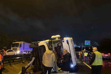 temde-tir-devrildi-kasadaki-granul-yola-sacildi-1-yarali