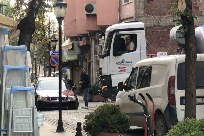 ters-yonden-gelen-plakasiz-otomobil-ambulansin-ilerlemesini-engelledi