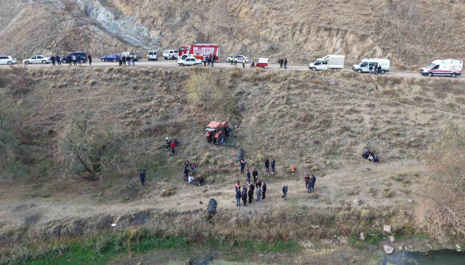 traktor-ucuruma-devrildi-1-olu