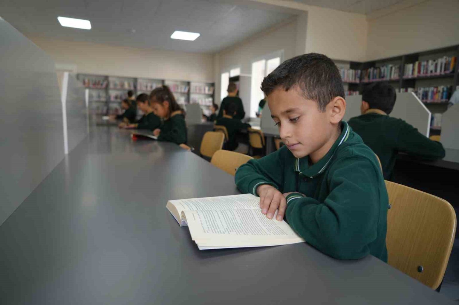 yenilenen-kutuphane-cocuklarin-renkli-dunyasi-oldu