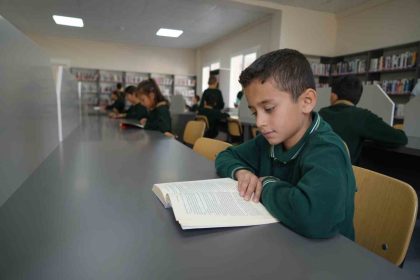 yenilenen-kutuphane-cocuklarin-renkli-dunyasi-oldu