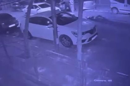 yolun-karsisina-gecen-adama-otomobil-carpti