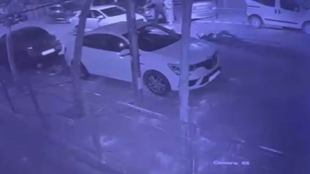 yolun-karsisina-gecen-adama-otomobil-carpti