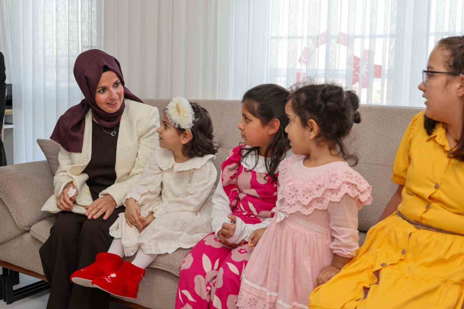 zeynep-sozer-cocuk-evini-ziyaret-etti