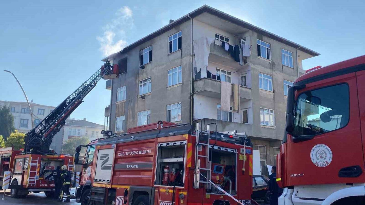 4-katli-binada-yangin-panigi