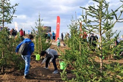 6-ogrenci-toplulugu-fidanlari-toprakla-bulusturdu