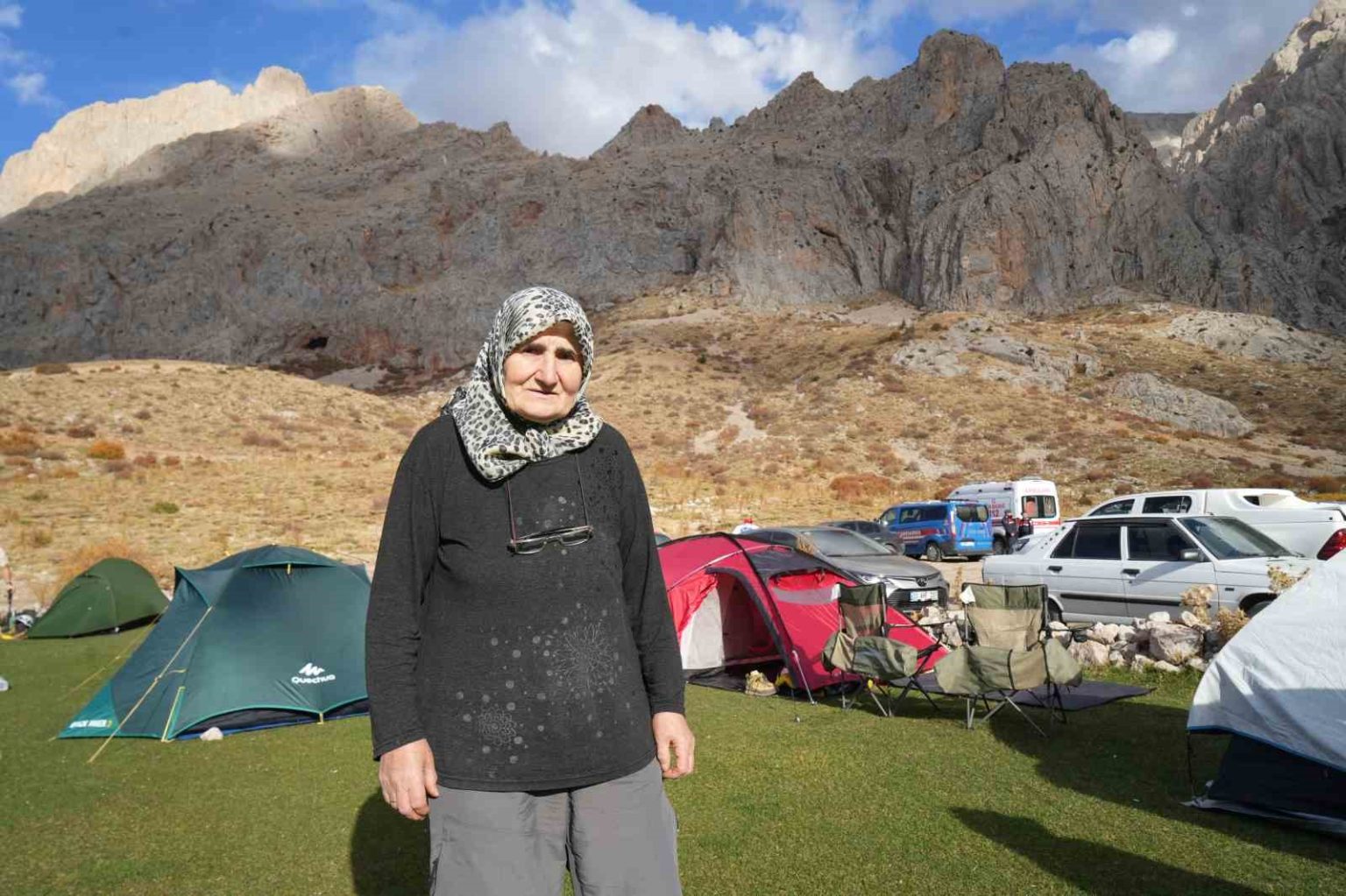 73-yasindaki-dagci-hatun-okurkan-genclere-tas-cikartiyor