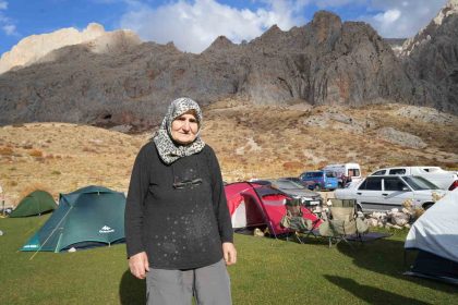 73-yasindaki-dagci-hatun-okurkan-genclere-tas-cikartiyor