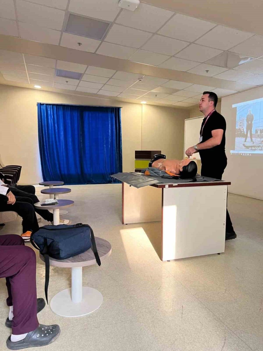 adu-hastanesi-personeline-temel-yasam-destegi-egitimi-verildi