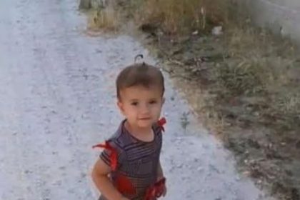 aksarayda-2-yasindaki-kiz-babasinin-kullandigi-traktorun-altinda-can-verdi