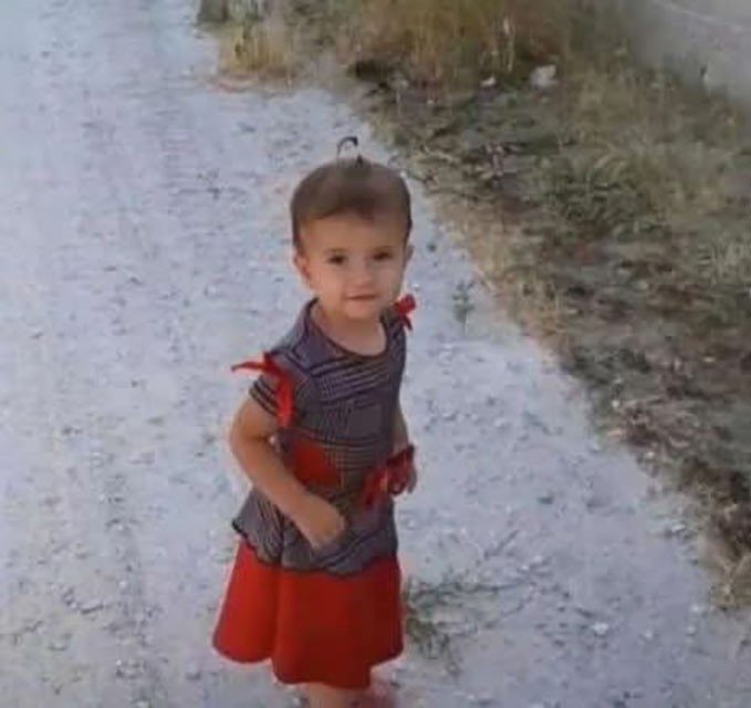 aksarayda-2-yasindaki-kiz-babasinin-kullandigi-traktorun-altinda-can-verdi