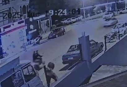 alanyada-kaldirimdan-gecen-kadina-yumruk-ve-bicakli-saldiri-guvenlik-kamerasinda