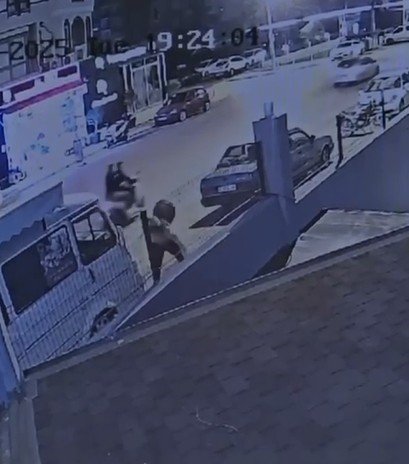 alanyada-kaldirimdan-gecen-kadina-yumruk-ve-bicakli-saldiri-guvenlik-kamerasinda