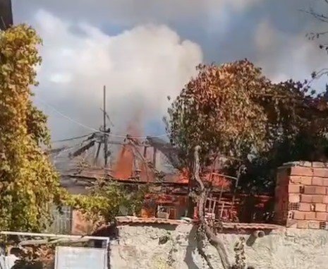 alevlerin-sardigi-ev-kullanilamaz-hale-geldi