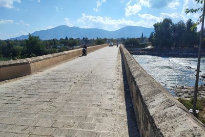 anadolunun-bilinen-ilk-roma-koprusune-sprey-boyayla-yazilama-yapildi