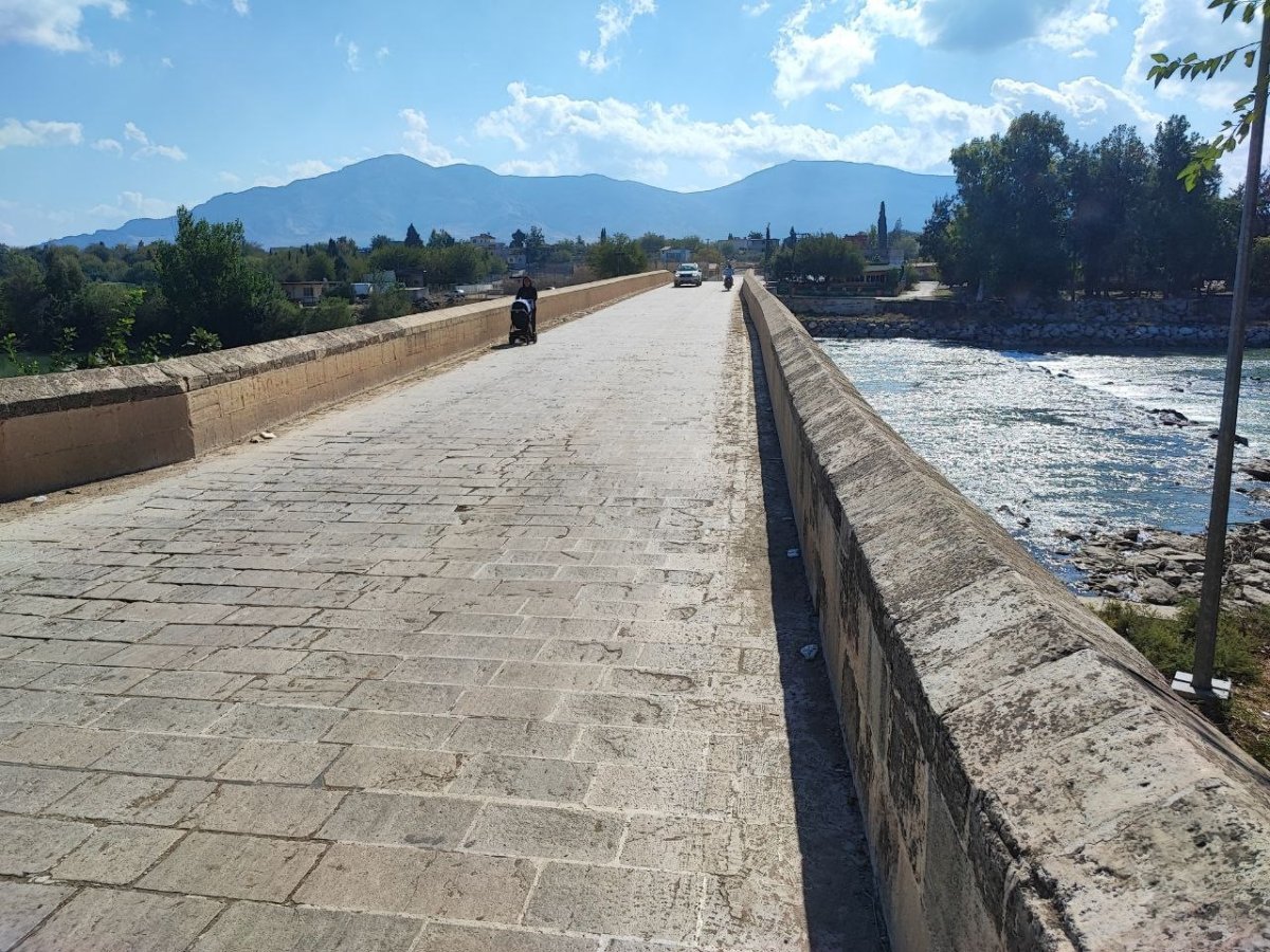 anadolunun-bilinen-ilk-roma-koprusune-sprey-boyayla-yazilama-yapildi