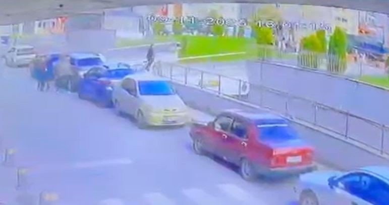 arnavutkoyde-13-yasindaki-cocuk-parkta-bicaklandi