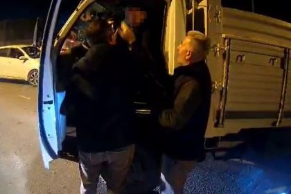 arnavutkoyde-trafikte-sinir-krizi-canim-sikkin-deyip-motosiklet-surucusune-saldirdi