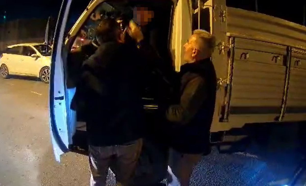 arnavutkoyde-trafikte-sinir-krizi-canim-sikkin-deyip-motosiklet-surucusune-saldirdi