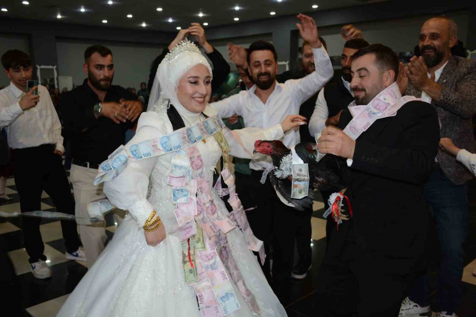 artvinde-damada-arkadaslarindan-canli-tavuk-ve-horoz-surprizi