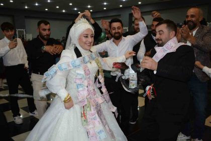 artvinde-damada-arkadaslarindan-canli-tavuk-ve-horoz-surprizi