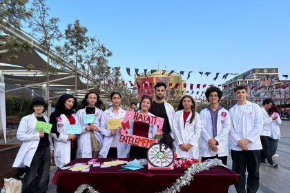 aydinda-tip-ogrencileri-meme-kanserine-dikkat-cekti