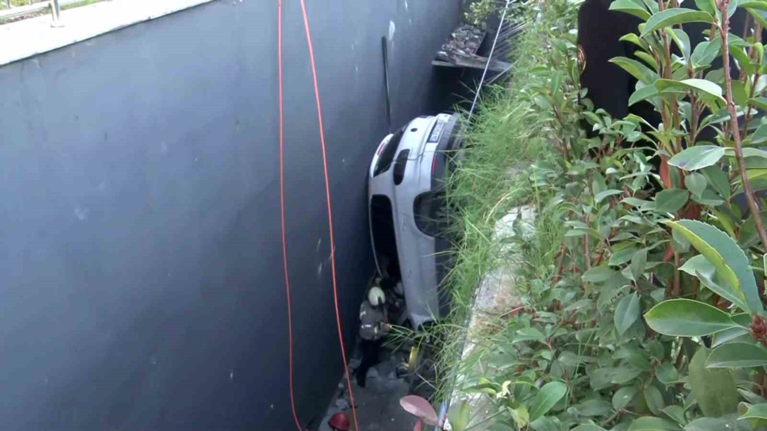 bahcelievlerde-direksiyon-hakimiyetini-kaybeden-surucu-cok-sayida-araca-carpip-bosluga-dustu-surucuyu-kurtarma-calismasi-devam-ediyor