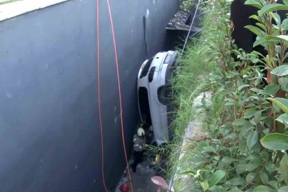 bahcelievlerde-direksiyon-hakimiyetini-kaybeden-surucu-cok-sayida-araca-carpip-bosluga-dustu-surucuyu-kurtarma-calismasi-devam-ediyor