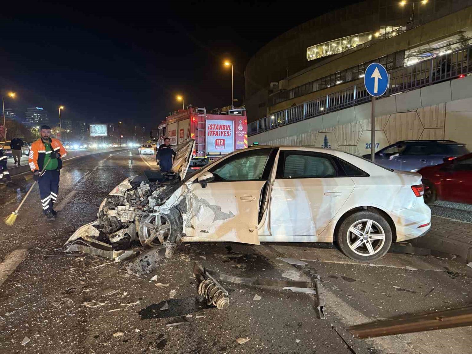 bakirkoyde-kontrolden-cikan-otomobil-karsi-seritteki-araca-carpti