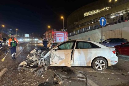 bakirkoyde-kontrolden-cikan-otomobil-karsi-seritteki-araca-carpti