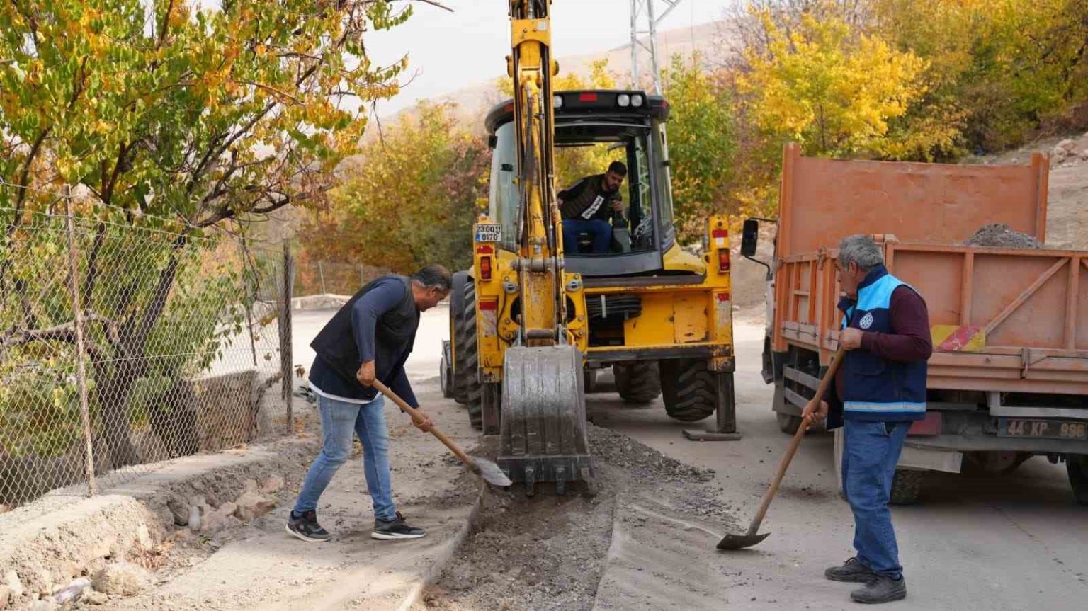 battalgazi-belediyesi-camurlu-mahallesinde-asfalt-yama-calismasi-yapti