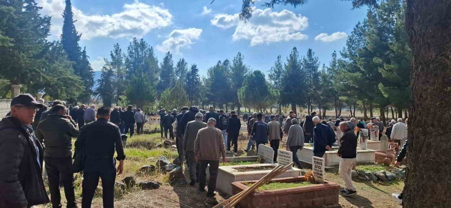 burdurda-cikan-yanginda-hayatini-kaybeden-yasli-cift-topraga-verildi