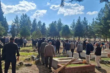 burdurda-cikan-yanginda-hayatini-kaybeden-yasli-cift-topraga-verildi