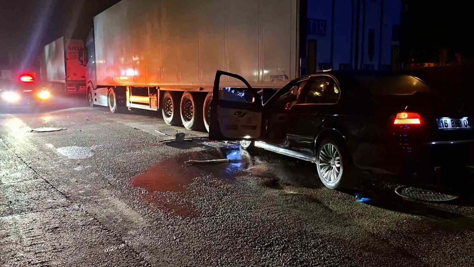 bursada-otomobil-park-halindeki-tira-arkadan-carpti-1-agir-yarali