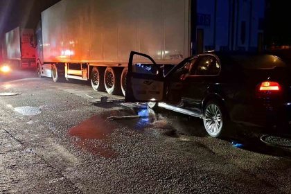 bursada-otomobil-park-halindeki-tira-arkadan-carpti-1-agir-yarali