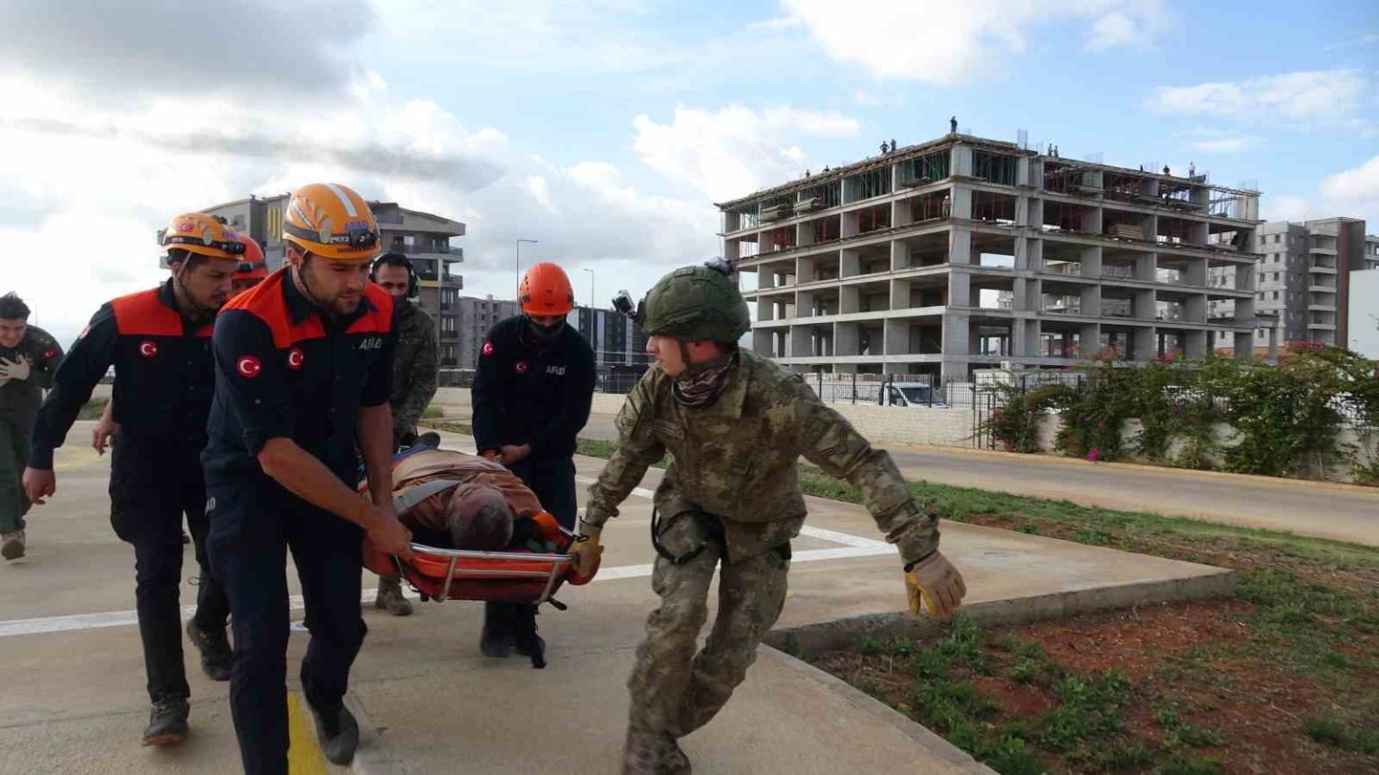 dagin-zirvesinde-fenalasinca-ekiplerin-kurtarmak-icin-seferber-oldugu-adam-hayatini-kaybetti