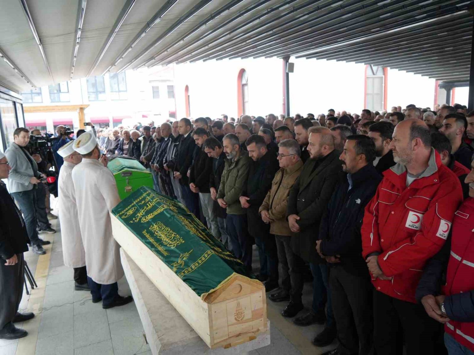 dere-yataginda-cenazelerine-ulasilan-anne-ve-oglu-gozyaslari-arasinda-topraga-verildi