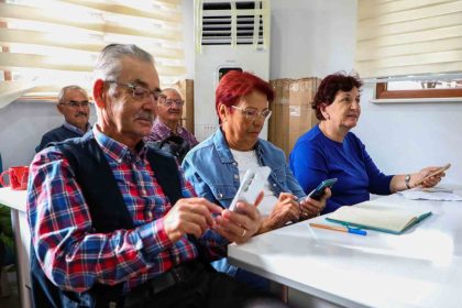 dijital-cagin-kapilari-yas-almis-bireylere-aciliyor-60-yas-uzeri-bireylere-akilli-telefon-kullanimi-dersi