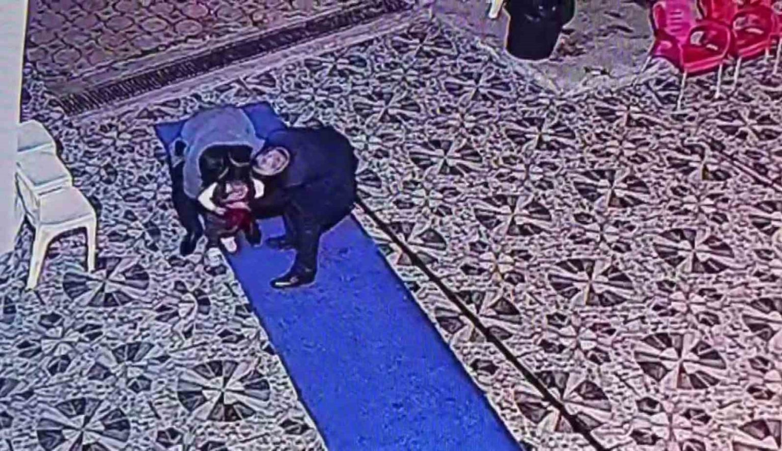 dugunde-bogazina-seker-kacan-cocuk-gazetecinin-heimlich-manevrasi-uygulamasiyla-kurtarildi