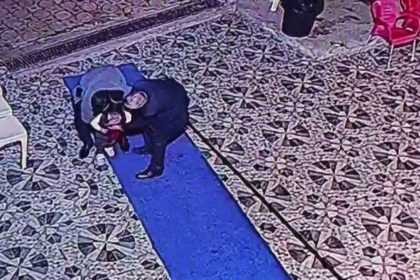 dugunde-bogazina-seker-kacan-cocuk-gazetecinin-heimlich-manevrasi-uygulamasiyla-kurtarildi