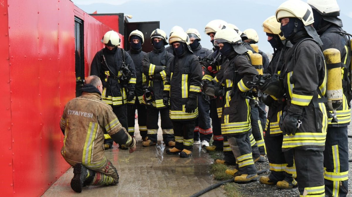 ebyu-uzumlu-myo-ogrencilerine-uygulamali-temel-itfaiyecilik-egitimi