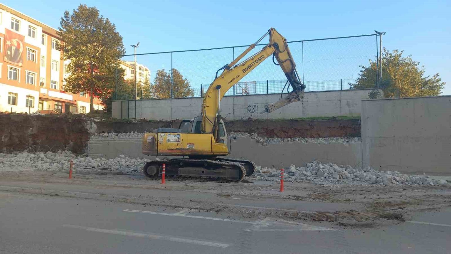 edirnede-devrilme-tehlikesi-tasiyan-okul-duvari-yenileniyor