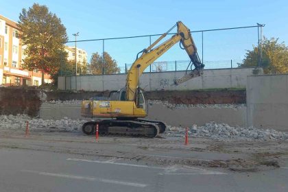 edirnede-devrilme-tehlikesi-tasiyan-okul-duvari-yenileniyor