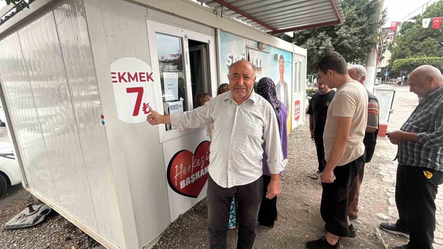 fiyatin-yarisindan-daha-ucuza-ekmek-satinca-metrelerce-kuyruk-olustu