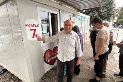 fiyatin-yarisindan-daha-ucuza-ekmek-satinca-metrelerce-kuyruk-olustu