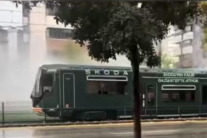 gaziantepte-faciadan-donuldu-yuzlerce-yolcunun-oldugu-tramvaya-yildirim-isabet-etti