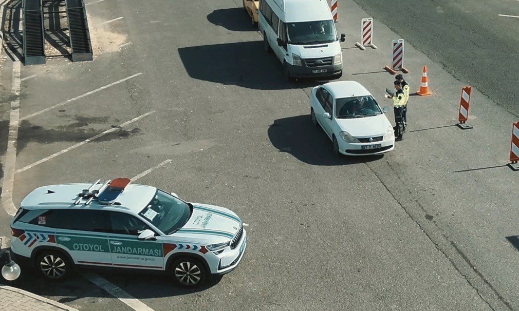 gaziantepte-jandarmadan-dron-destekli-trafik-denetimi