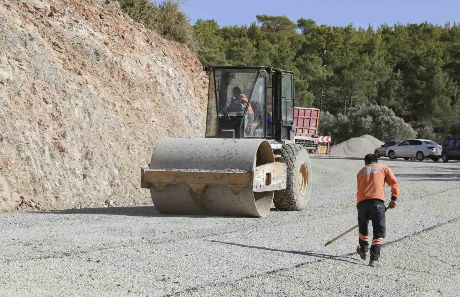 gulnarda-5-mahalleyi-birbirine-baglayan-yol-yenilendi