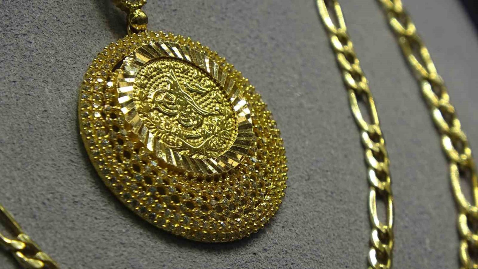 guvenli-liman-altin-yatirimcisini-guldurdu-doviz-ise-uzdu